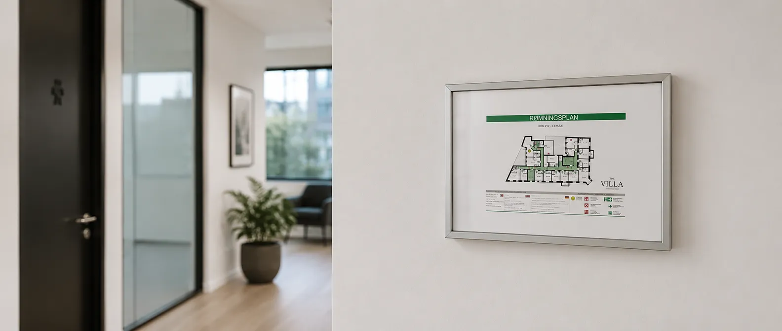 En rømingsplan fra Smart Signs på en vegg i et moderne forretningsbygg