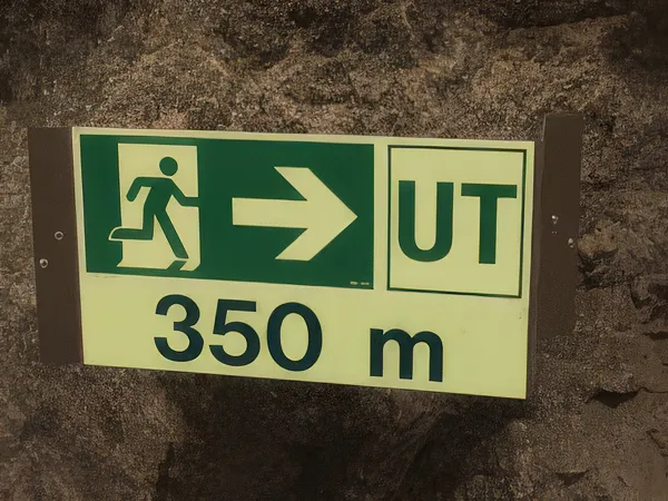 Rømningsveiskilt i tunnel